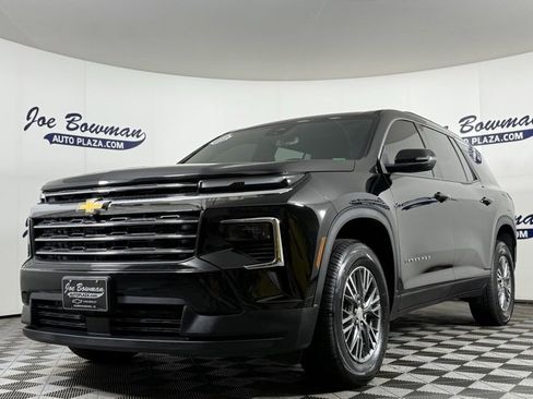 Used 2025 Chevrolet Traverse LT image 3