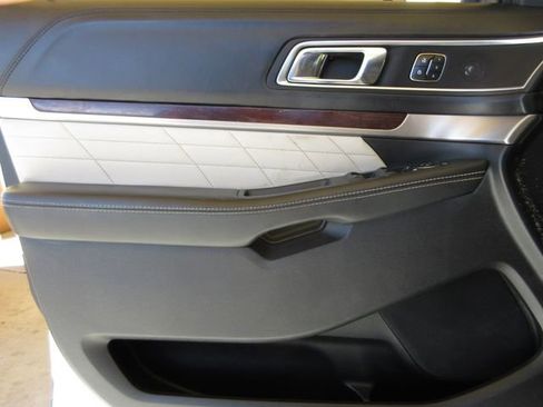 Used 2016 Ford Explorer Platinum image 9