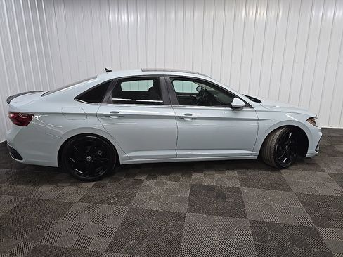 Used 2025 Volkswagen Jetta SE FWD image 2