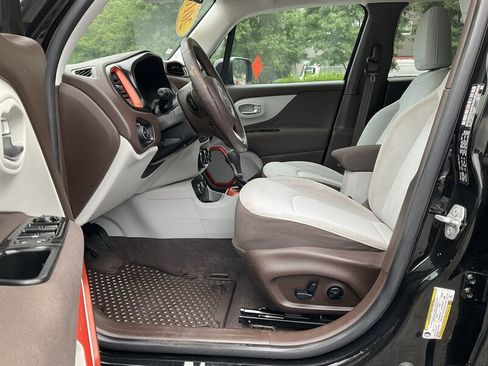 Used 2016 Jeep Renegade Latitude w/ Popular Equipment Group AWD/4WD image 29