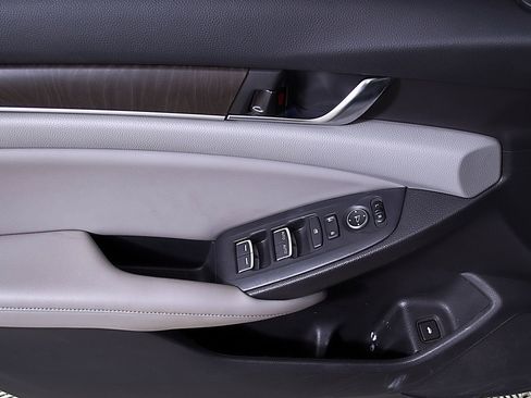 Used 2018 Honda Accord EX image 17