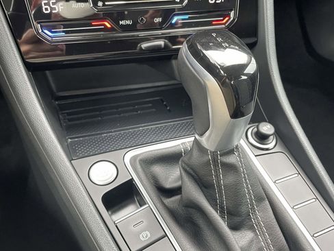 Used 2025 Volkswagen Jetta SE image 37