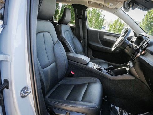 Used 2025 Volvo XC40 B5 Core image 33