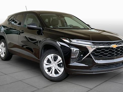 Used 2025 Chevrolet Trax LS FWD image 3