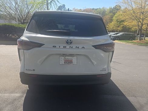 Used 2023 Toyota Sienna XLE image 11