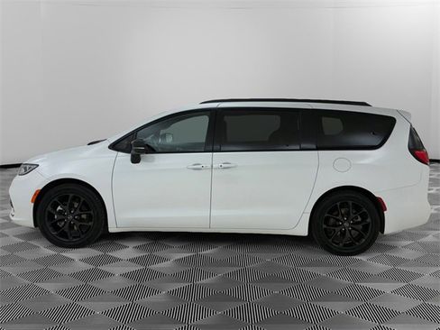 Used 2025 Chrysler Pacifica Limited image 6