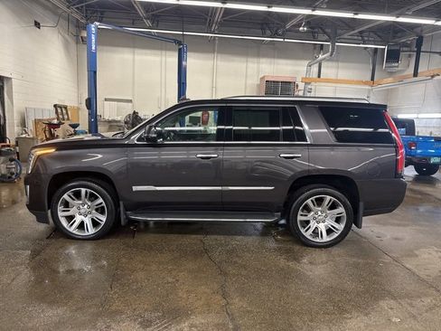 Used 2016 Cadillac Escalade Luxury image 3