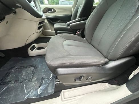 Used 2023 Chrysler Voyager LX FWD image 18