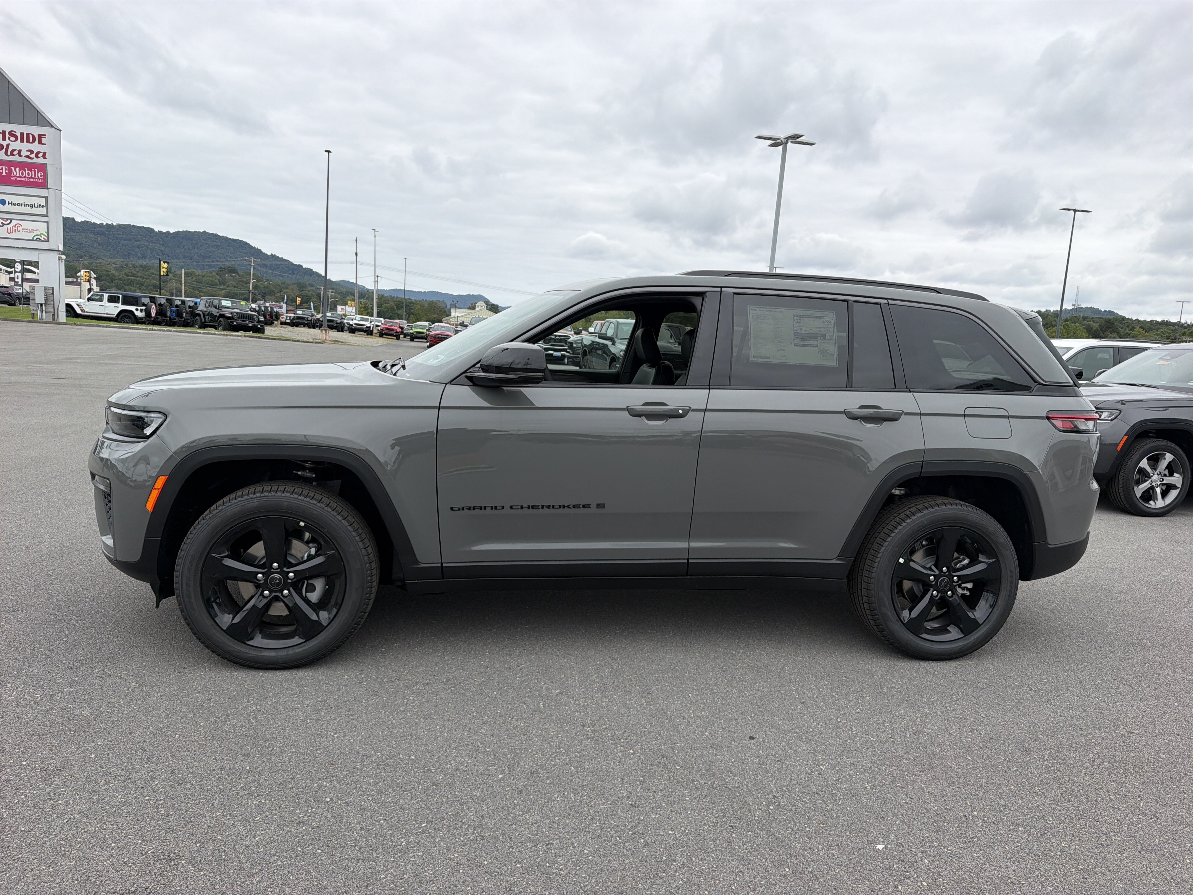 New 2027 Jeep Grand Cherokee Limited w/ Limited Altitude Package AWD/4WD image 4