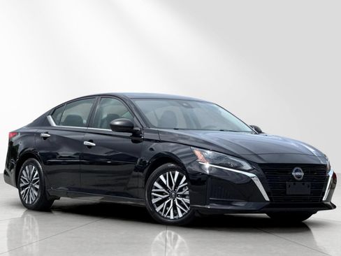 Used 2024 Nissan Altima 2.5 SV FWD image 2