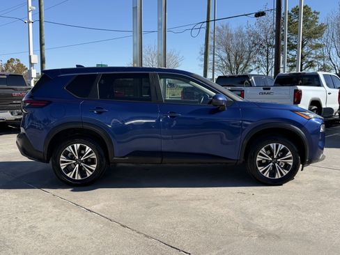 Used 2023 Nissan Rogue SV image 3