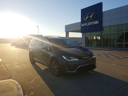 Used 2018 Chrysler Pacifica Limited w/ Tire & Wheel Group image 1