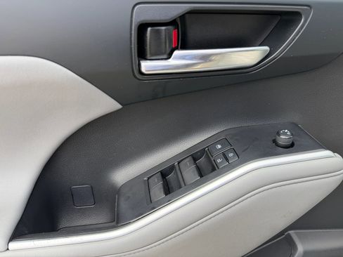Used 2021 Toyota Highlander XLE AWD/4WD image 15