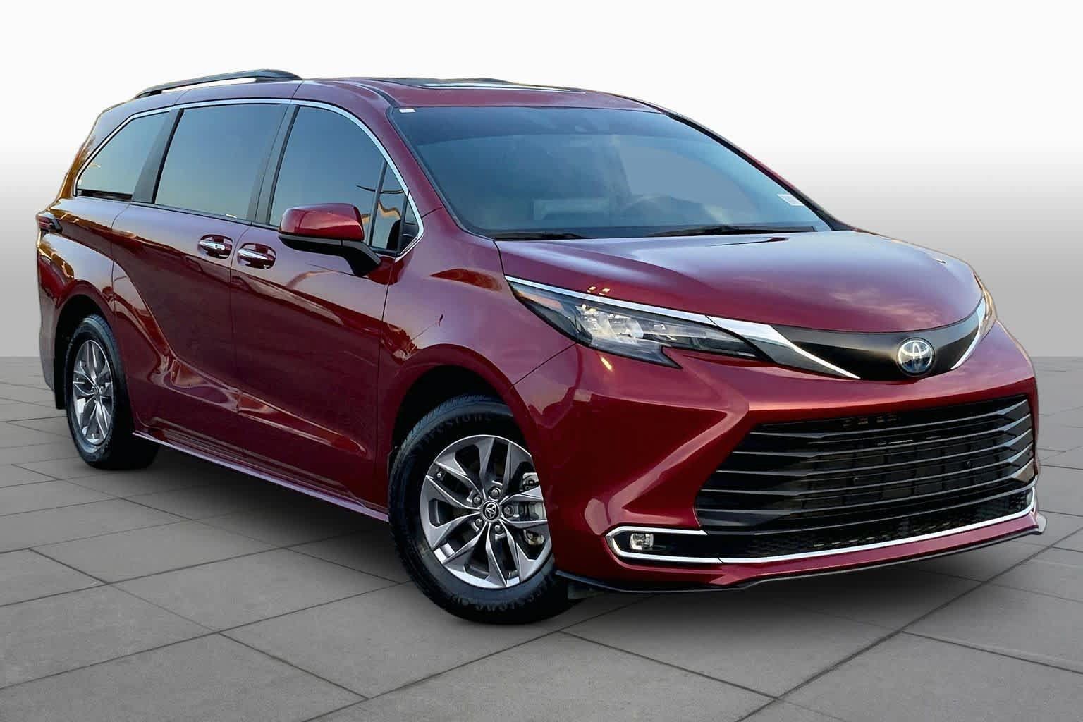 Used 2024 Toyota Sienna XLE FWD image 3