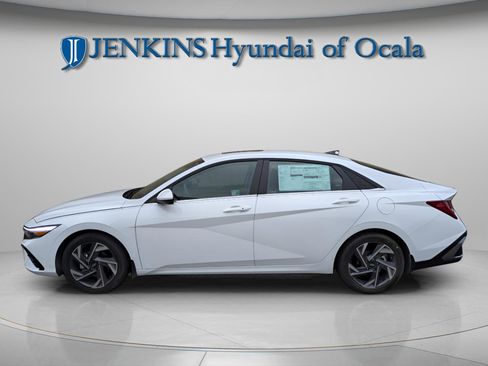 Certified 2025 Hyundai Elantra SEL image 6