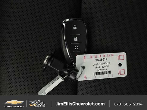 Used 2025 Chevrolet Trax RS w/ Sunroof Package FWD image 33