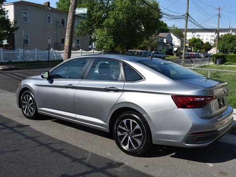 Used 2024 Volkswagen Jetta SE FWD image 5