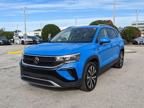 Certified 2022 Volkswagen Taos SE image 4