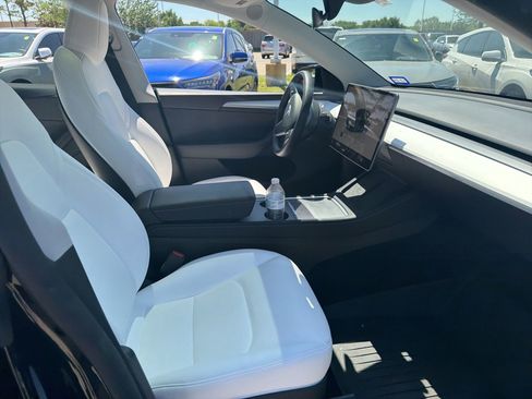 Used 2025 Tesla Model Y Long Range image 11