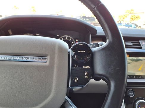 Used 2019 Land Rover Discovery HSE image 32