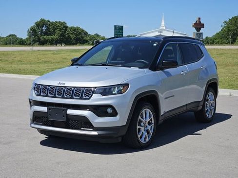 Used 2025 Jeep Compass Limited AWD/4WD image 3