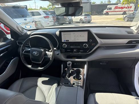 Used 2023 Toyota Highlander Limited FWD image 11