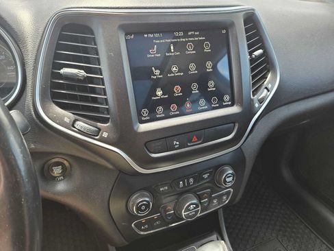 Used 2019 Jeep Cherokee Trailhawk w/ Comfort/Convenience Group AWD/4WD image 31