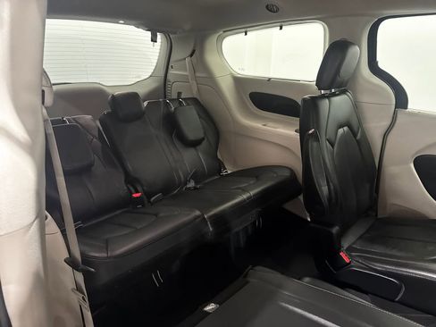 Used 2020 Chrysler Pacifica Touring-L image 25