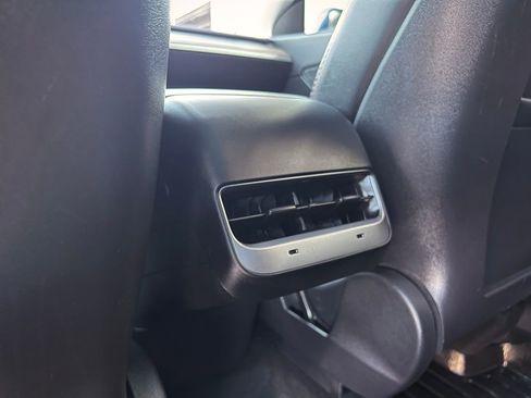 Used 2021 Tesla Model Y Long Range image 12