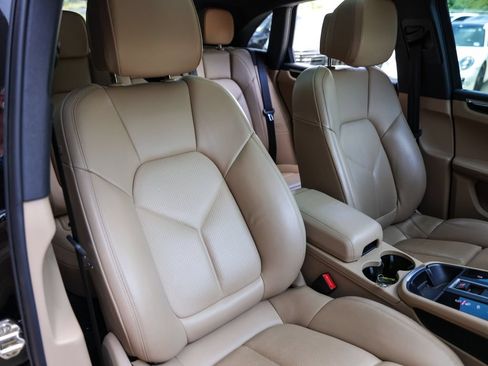 Certified 2023 Porsche Macan AWD/4WD image 38