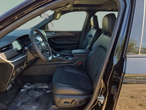 New 2025 Jeep Grand Cherokee Altitude RWD image 10