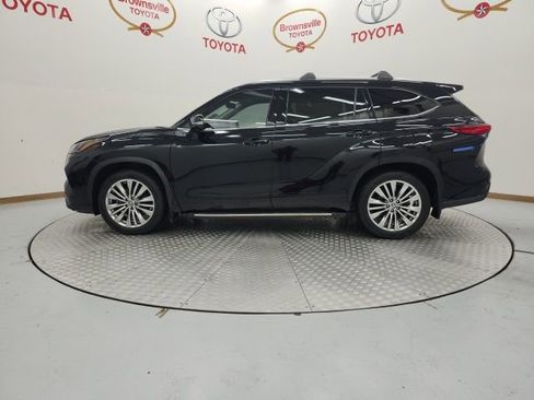 Used 2023 Toyota Highlander Platinum image 5