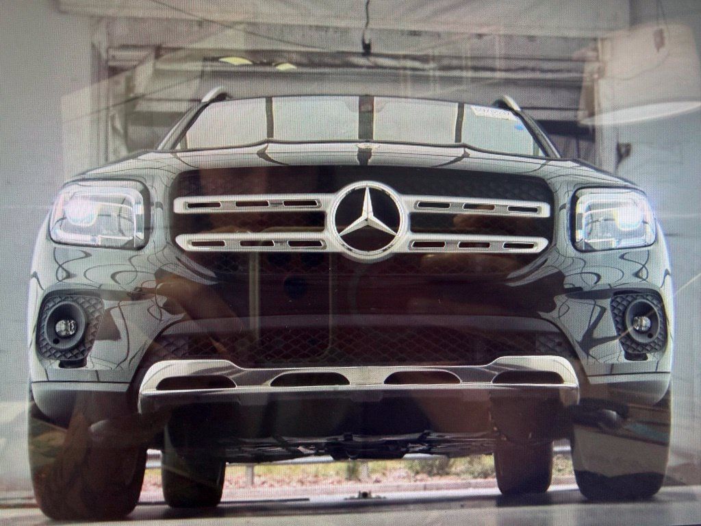Used 2021 Mercedes-Benz GLB 250 4MATIC w/ Premium Package image 3