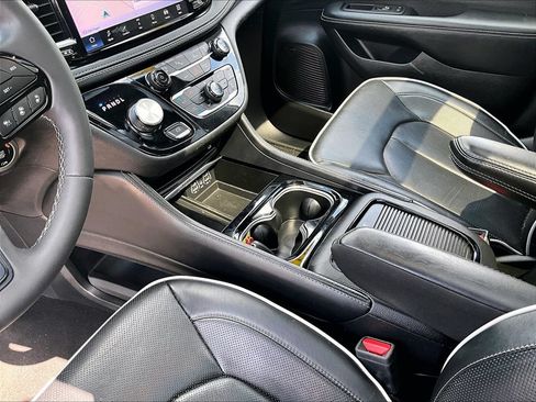 Used 2023 Chrysler Pacifica Limited w/ Uconnect Theater Family Group FWD image 21