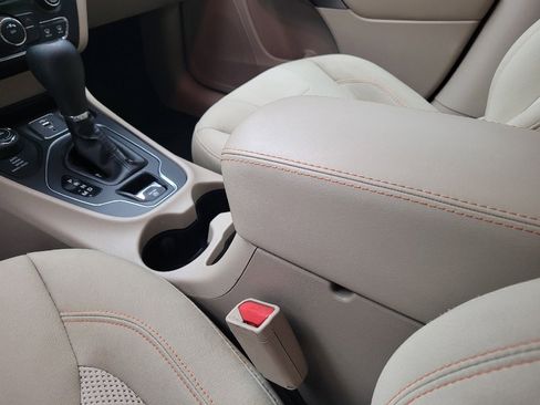 Used 2019 Jeep Cherokee Latitude w/ Popular Appearance Group AWD/4WD image 26