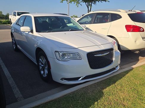 Used 2015 Chrysler 300 Limited RWD image 4