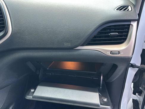 Used 2016 Jeep Cherokee Latitude FWD image 26