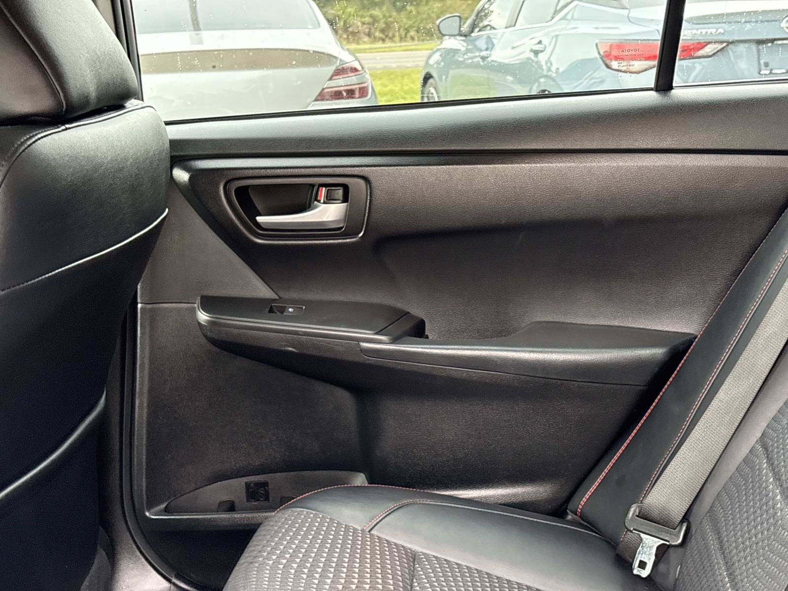 Used 2015 Toyota Camry SE w/ Moonroof Package FWD image 14