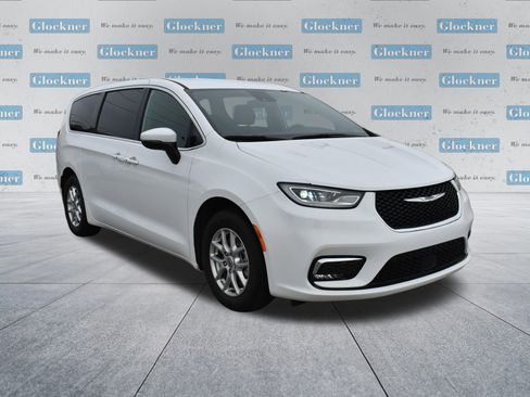 Used 2023 Chrysler Pacifica Touring FWD image 3