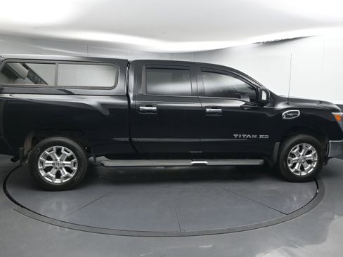 Used 2017 Nissan Titan SV image 9