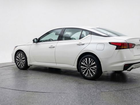 Used 2025 Nissan Altima 2.5 SV FWD image 6