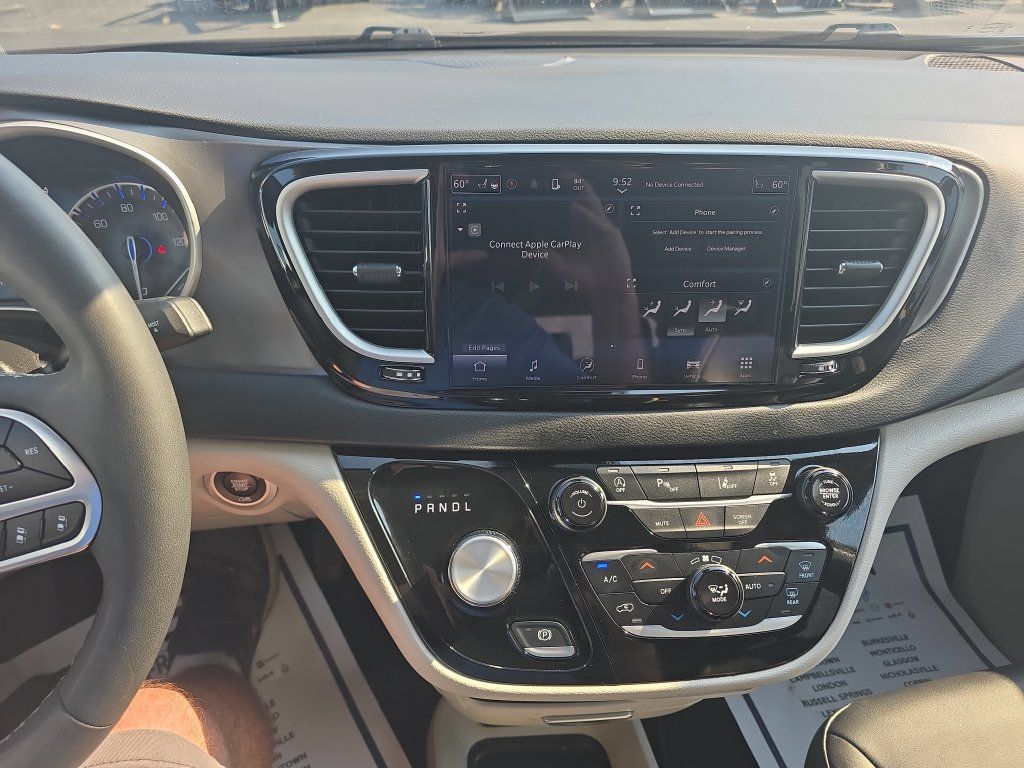Used 2024 Chrysler Pacifica Touring-L FWD image 19