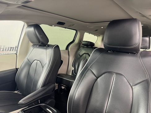 Used 2024 Chrysler Pacifica Limited image 3