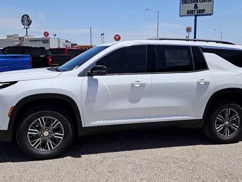 Used 2025 Chevrolet Traverse LT FWD image 4