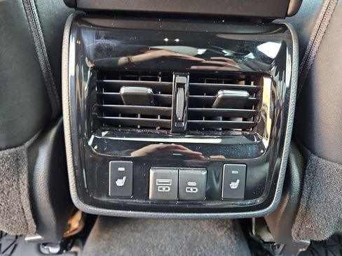 Used 2021 Toyota Avalon Limited image 30