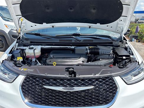 Used 2025 Chrysler Pacifica Select FWD image 29