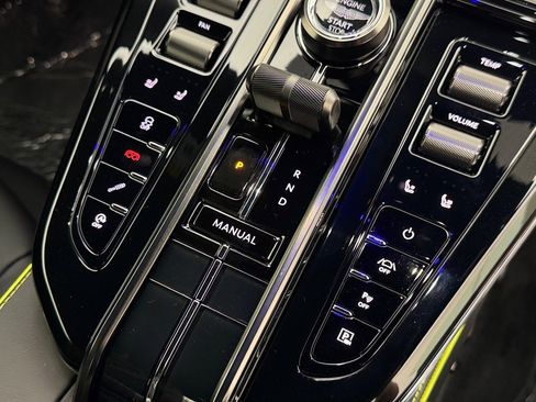 Used 2025 Aston Martin V8 Vantage Coupe image 25