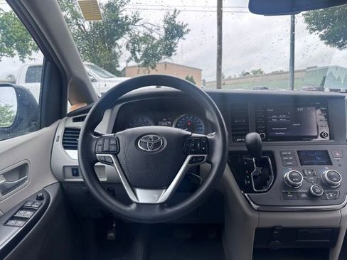 Used 2019 Toyota Sienna LE w/ LE Preferred Package FWD image 19