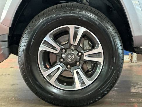 Used 2017 Toyota Tacoma TRD Sport image 30