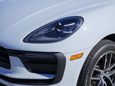 Certified 2025 Porsche Macan image 12